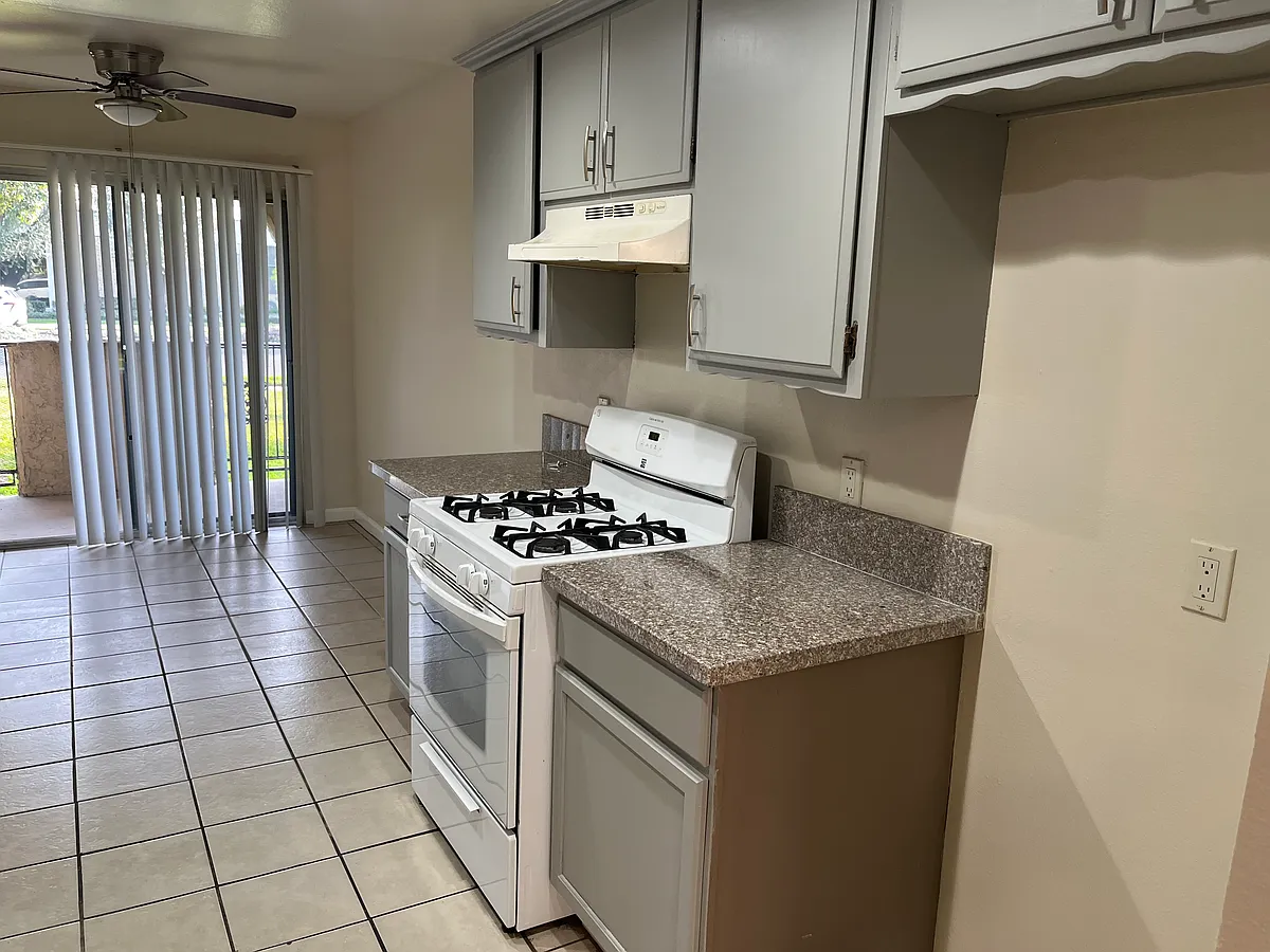 Building Photo - 425 Live Oak Ave #106