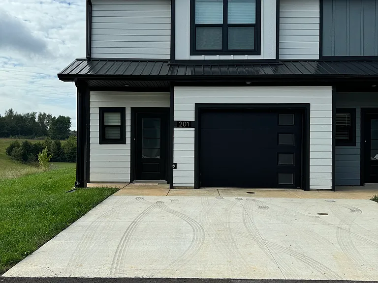 201 Jonathan Wade Cir — Photo 1