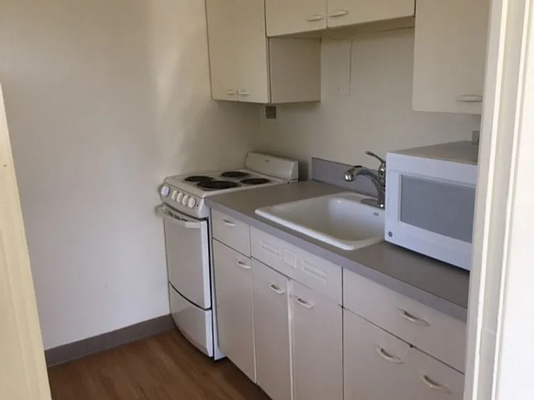 Eugene Manor Apartments — Photo 40