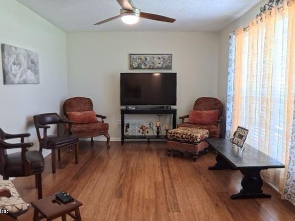 4th image of 214 E TEAKWOOD Circle