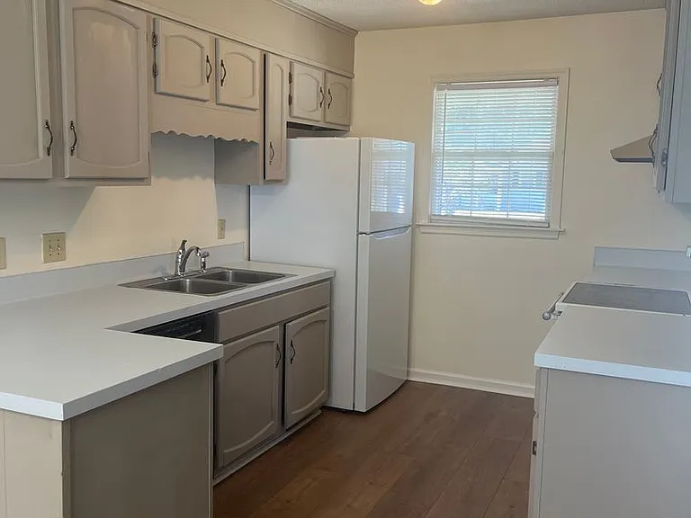 345 Salem Dr — Photo 2