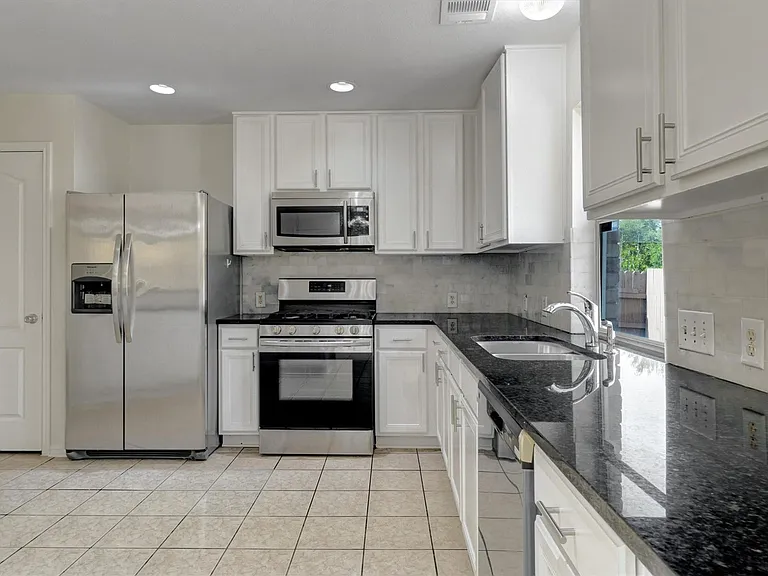 11209 Avering Ln — Photo 7