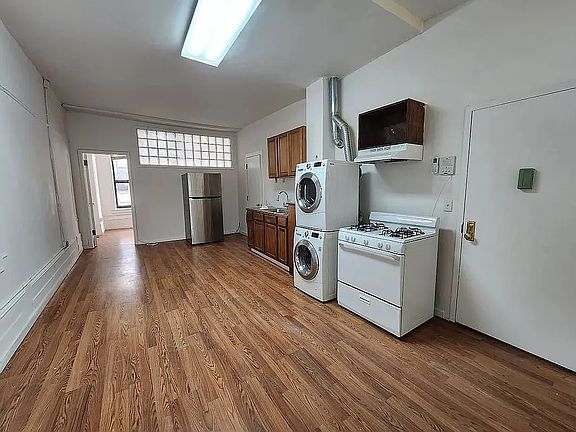 3rd image of 56 Willoughby St Floor 3