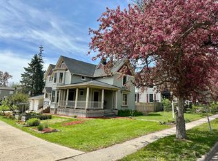 319 W South St, Woodstock, IL 60098