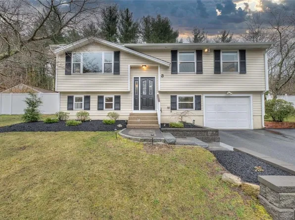 3 Canyon Dr, Coventry, RI 02816