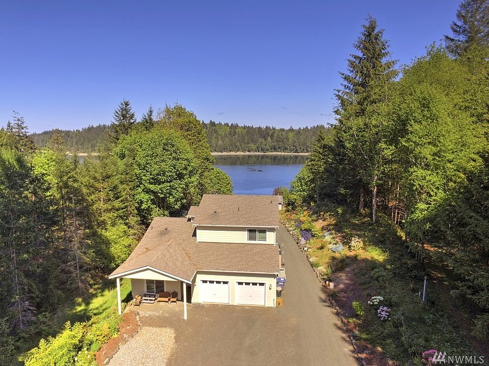 Beautiful at every angle! New house built in 2015 and possible remodel toward the beach.