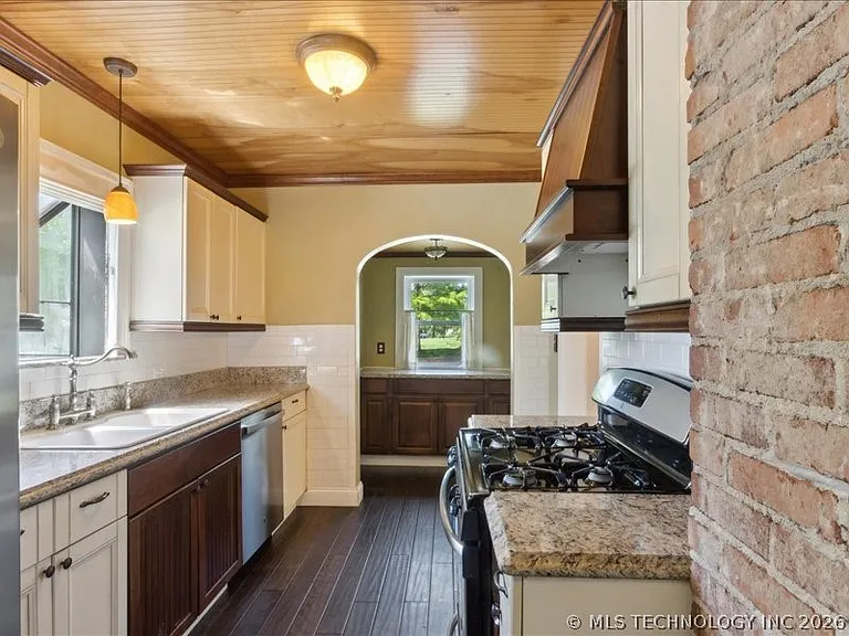 2704 E 13th St — Photo 13