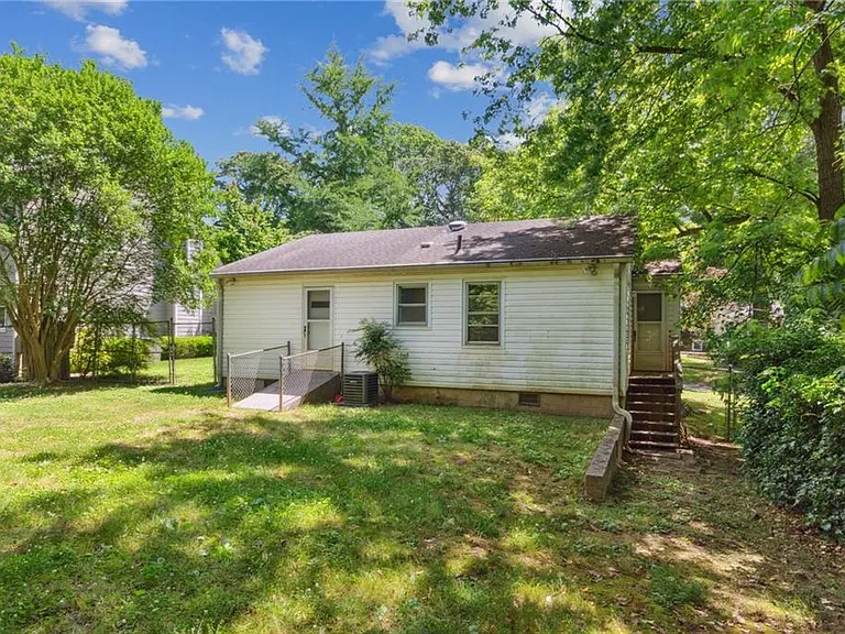 1682 Bridgeport Dr NE — Photo 21