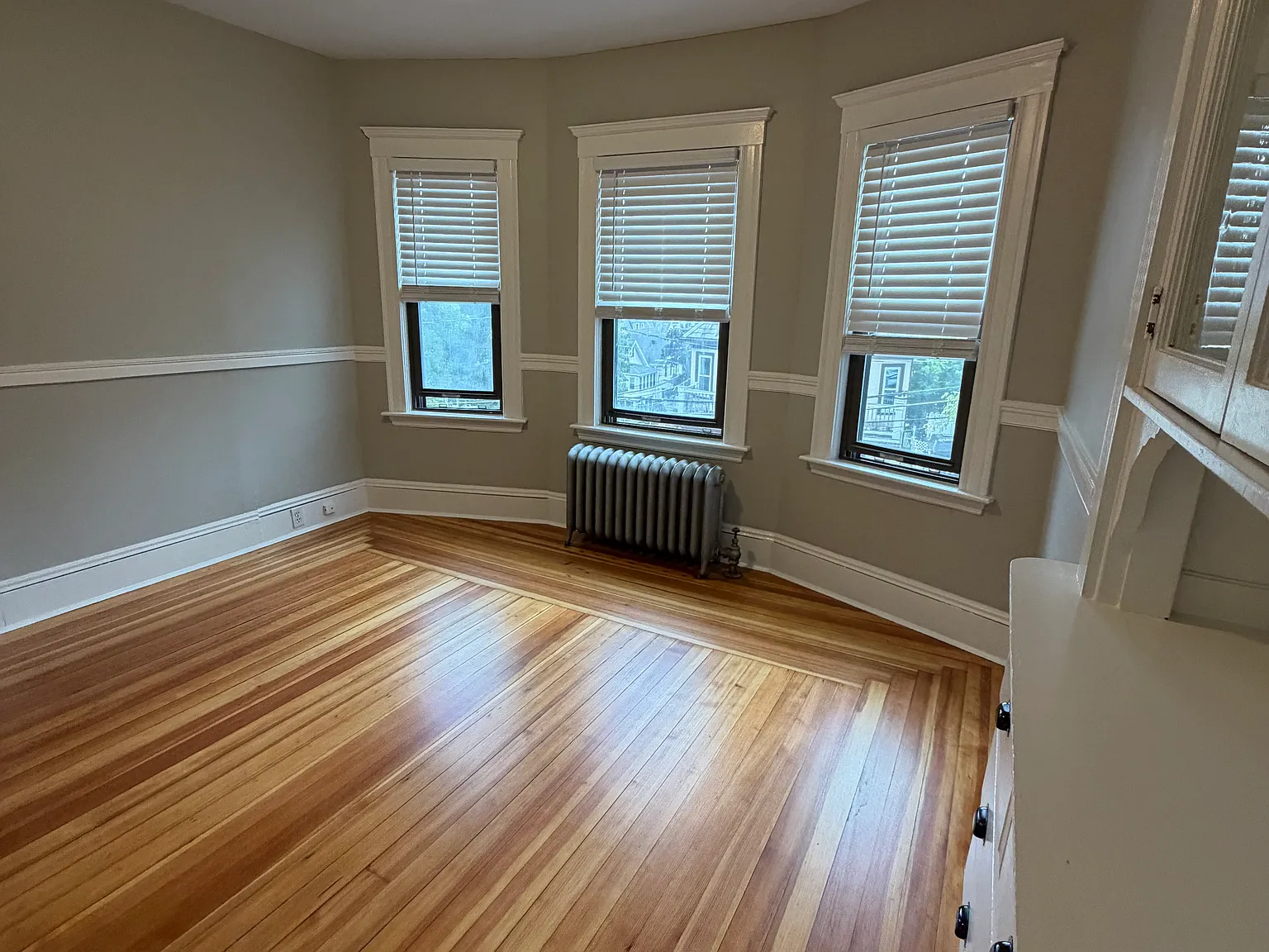 4 bed, 9999 sqft, $4,200 — Photo 2