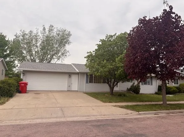 2903 Lakeview Dr, Yankton, SD 57078