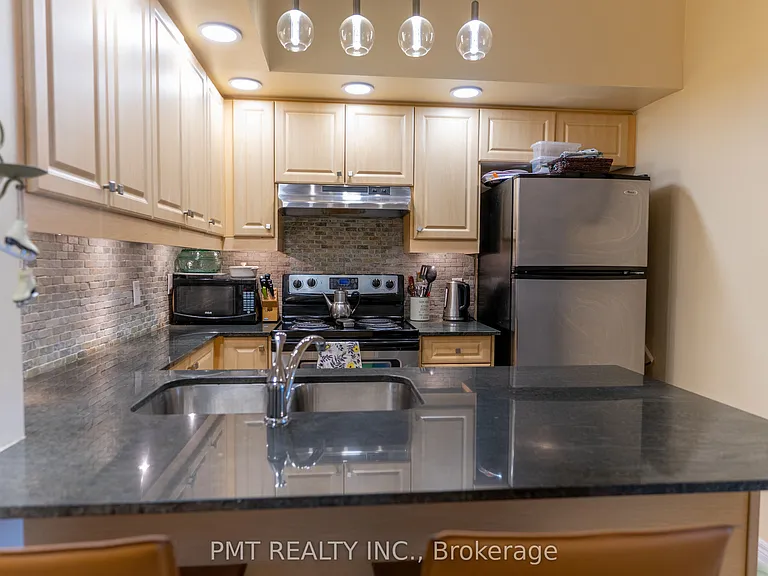60 Fairfax Cres #111 — Photo 4