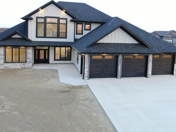 11807 Glacier Cir, Bismarck, ND 58503