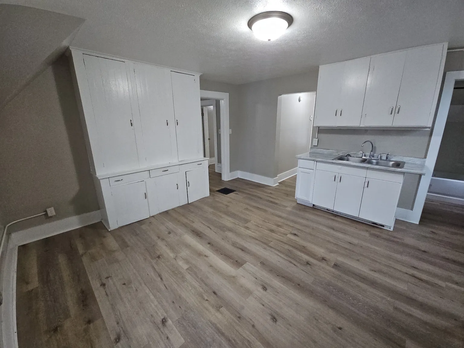 1031 Benton St - 2 — Photo 2
