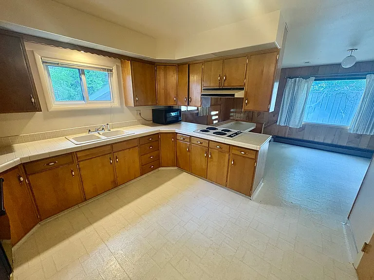 106 Burlington Ave — Photo 18