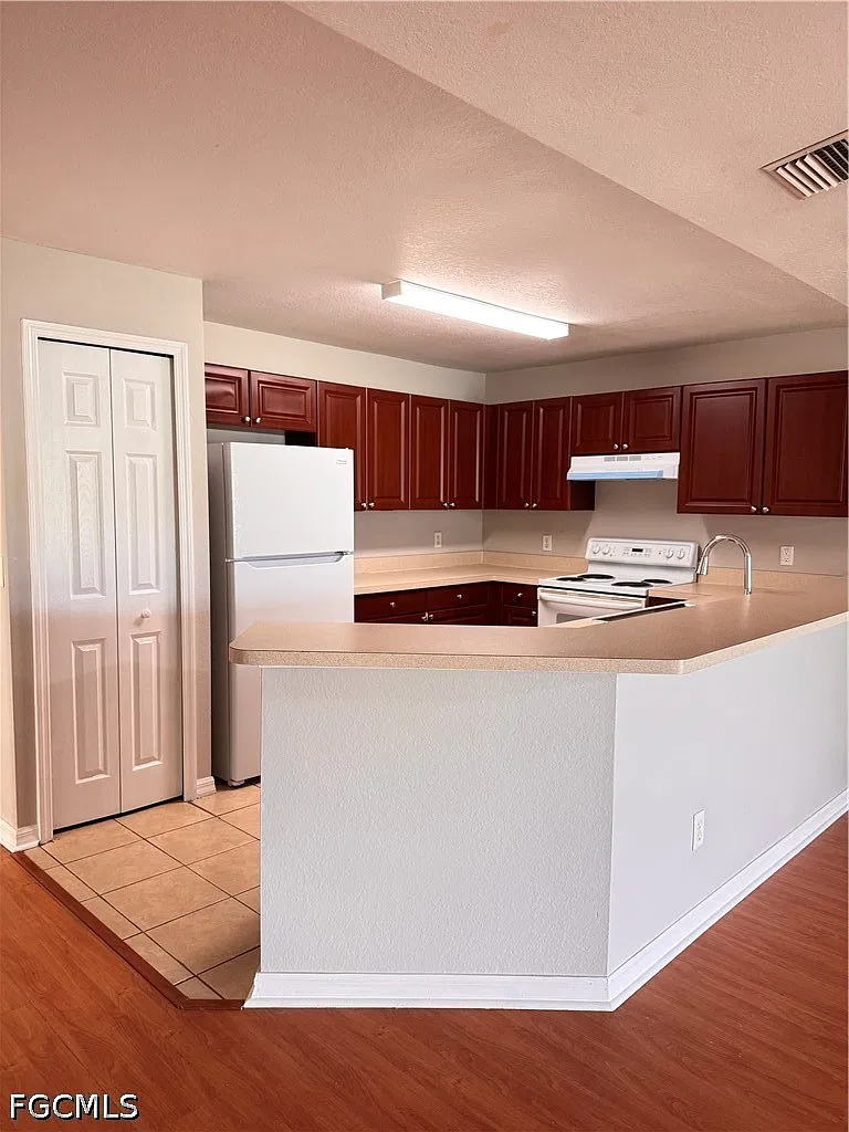 3 bed, 2.0 bath, 1099 sqft, $1,395 — Photo 3
