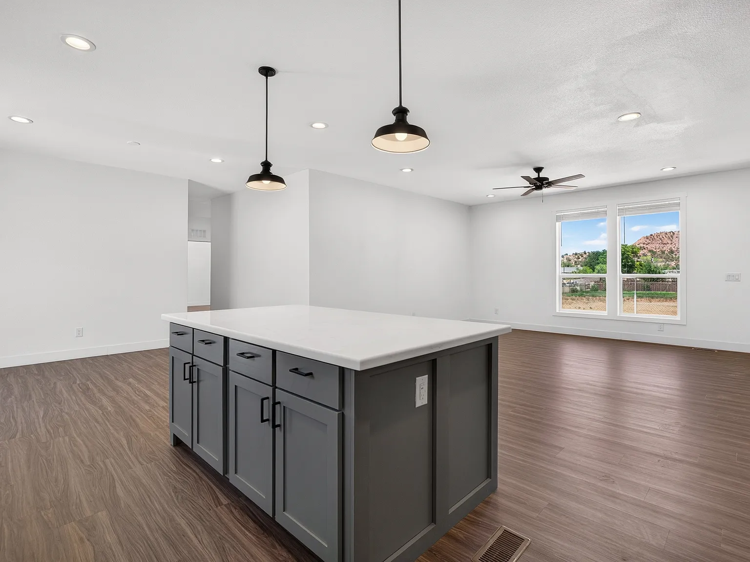 5 bed, 2200 sqft, $2,200 — Photo 2