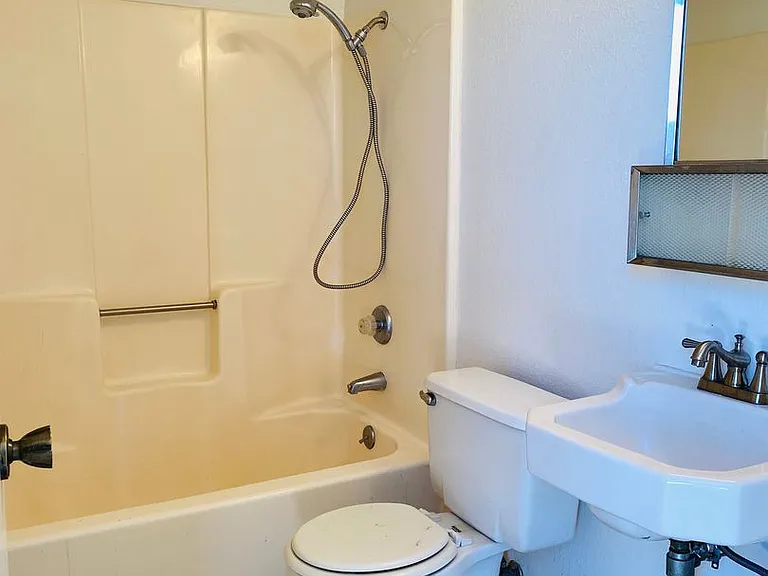 110 W Robertson Ave — Photo 4