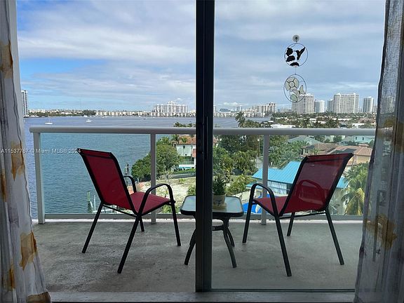 4th image of 2841 NE 163rd St APT 811