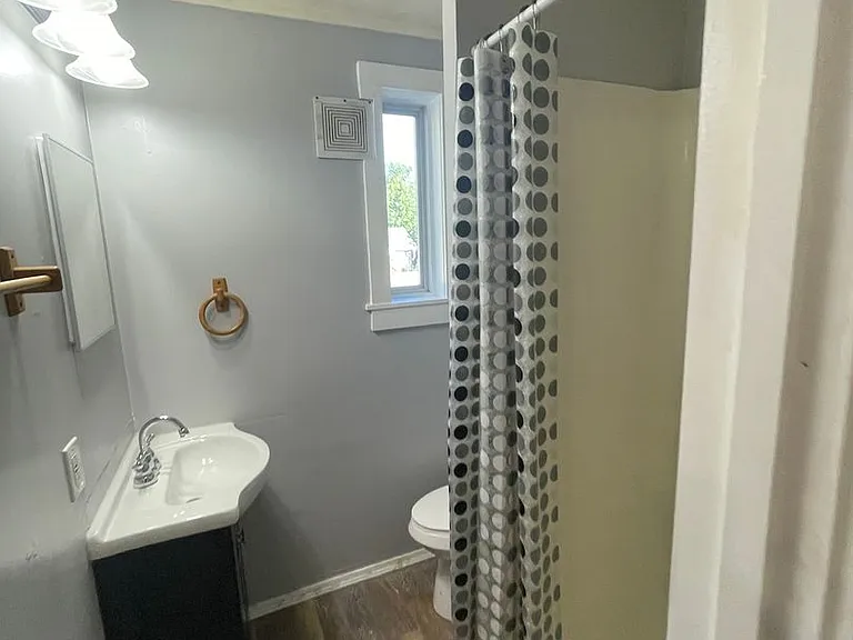 310 W Franklin St — Photo 10