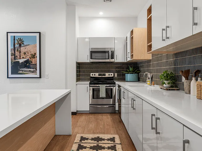 Palm Court Apartments — Photo 18