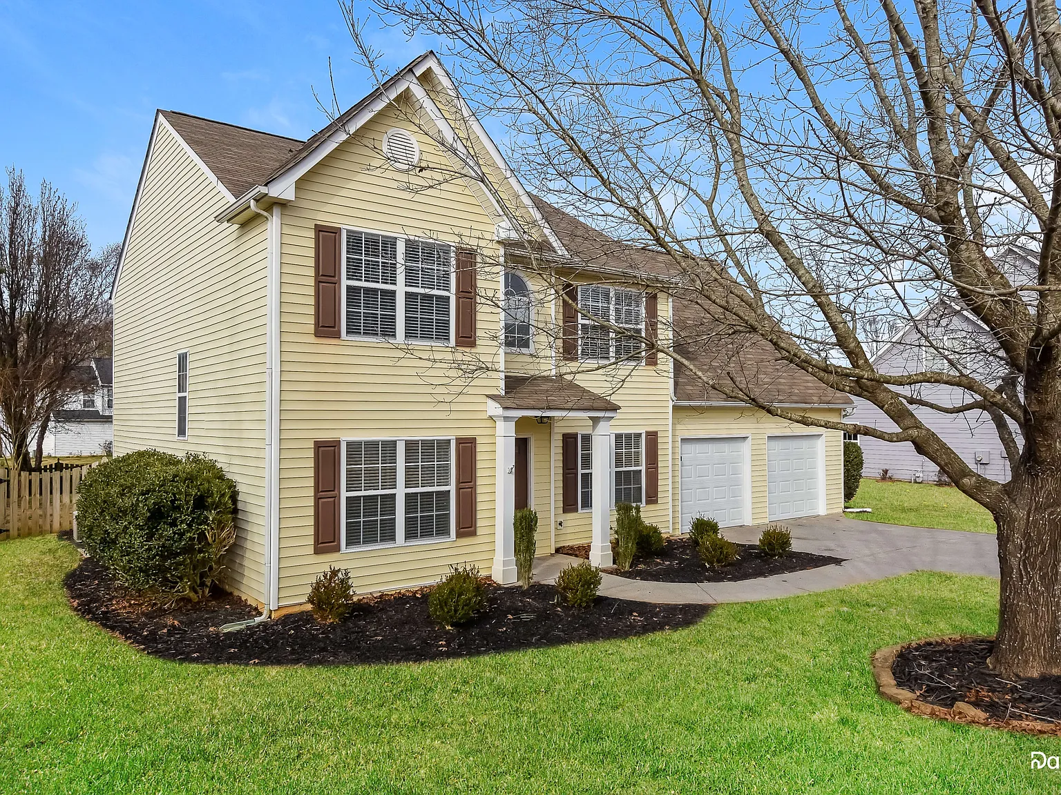 3 bed, 2.5 bath, 2356 sqft, $2,240 — Photo 3