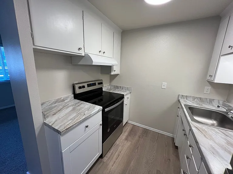 Julee Apartments — Photo 1