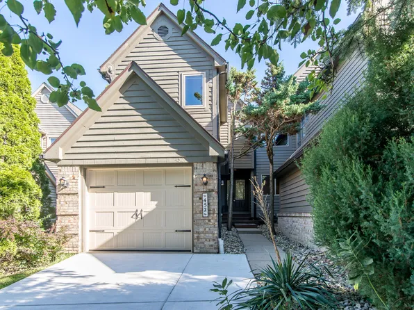 452 Village Oaks Ct, Ann Arbor, MI 48103