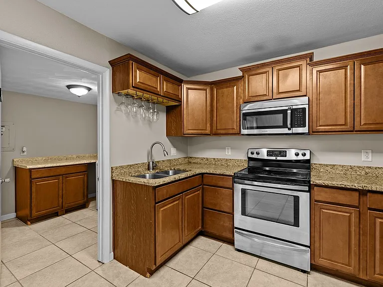 1221 Clydesdale Ln — Photo 3
