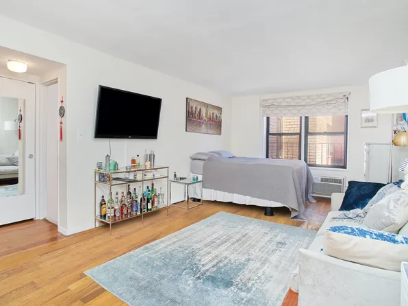 165 Christopher Street image 1 of 11