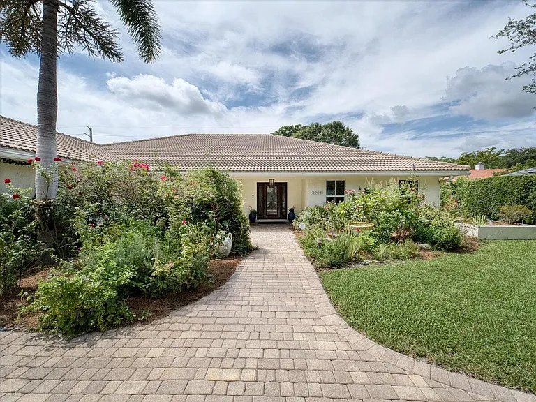 2908 Banyan Boulevard Cir NW — Photo 3