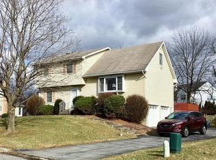 608 Red Fox Ln, Easton, PA 18040