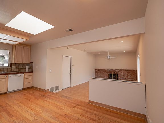 5th image of 758 Regent Park Dr