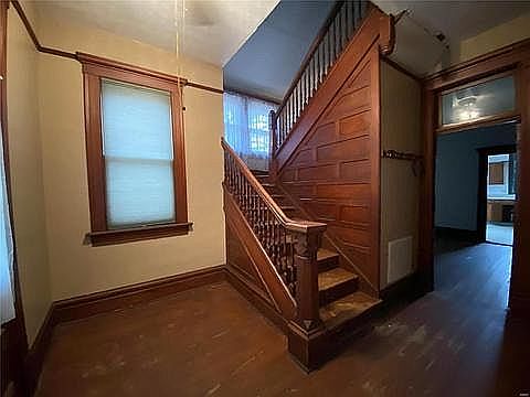 5th image of 706 Poplar St