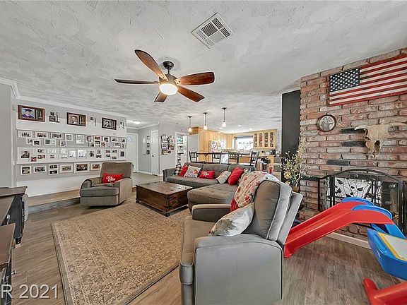 4th image of 684 Glenwood Ct