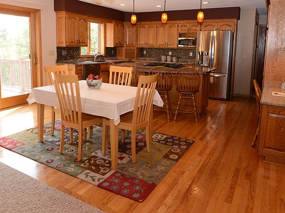 Large & open eat-in kitchen