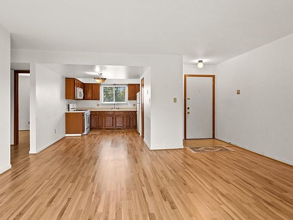 4th image of 351 Summit Park Ct W