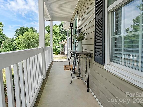 4th image of 135 Mill Creek Dr