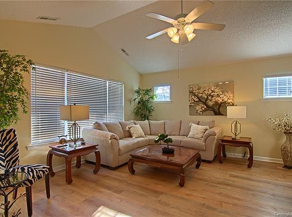 3rd image of 12 Gray Wolf Ln