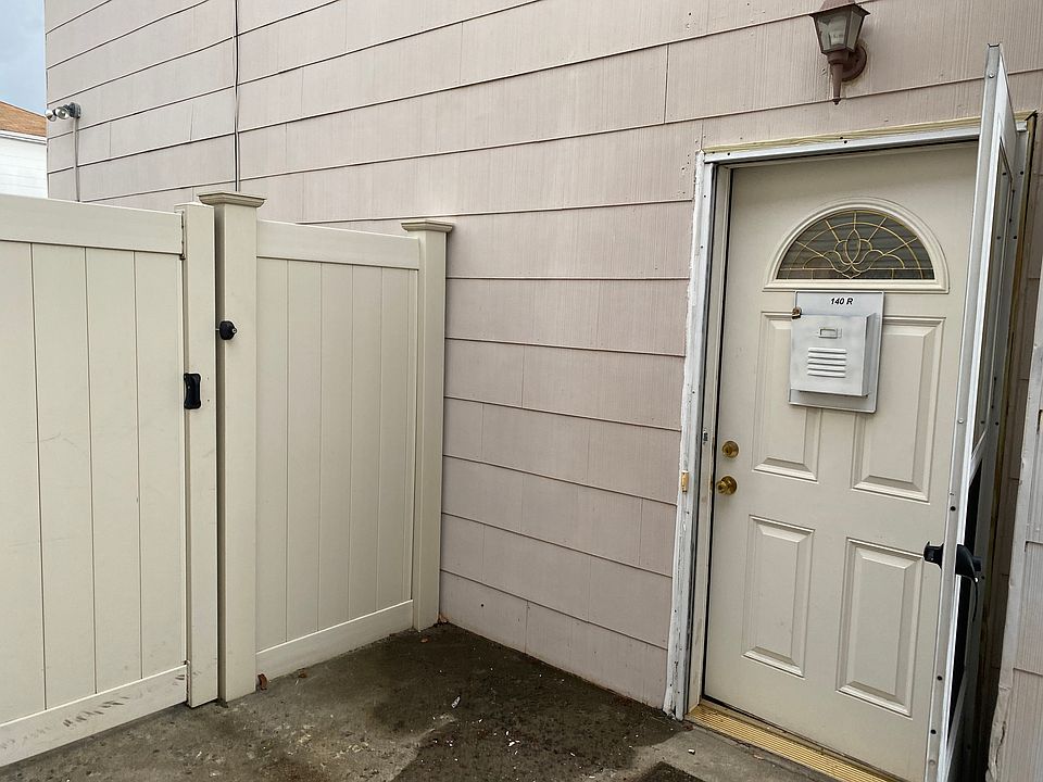 1st image of 140 Fieldstone Rd Floor 2
