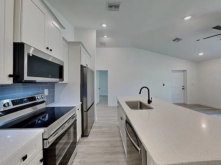 2900 11th St W — Photo 4