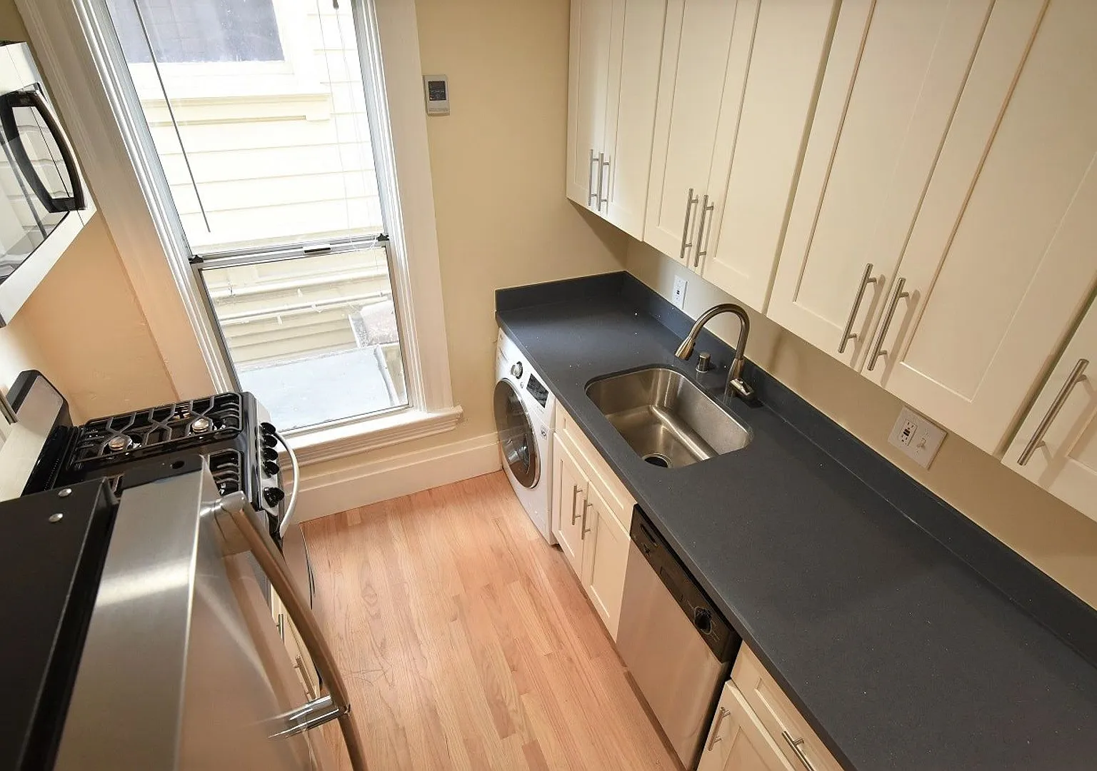 3p075 - 4114-4134 Howe St. — Photo 4