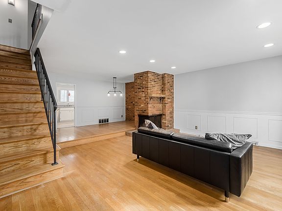 2nd image of 108 E Dublin Granville Rd #1