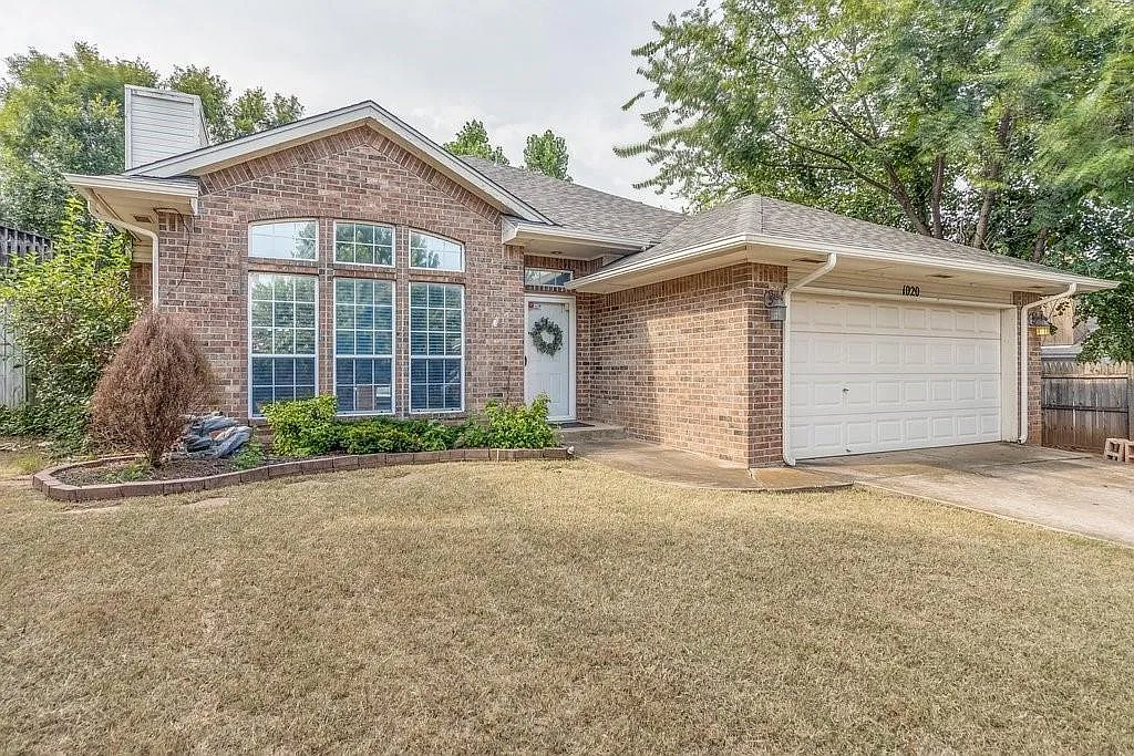 1020 Pruett Dr — Photo 1