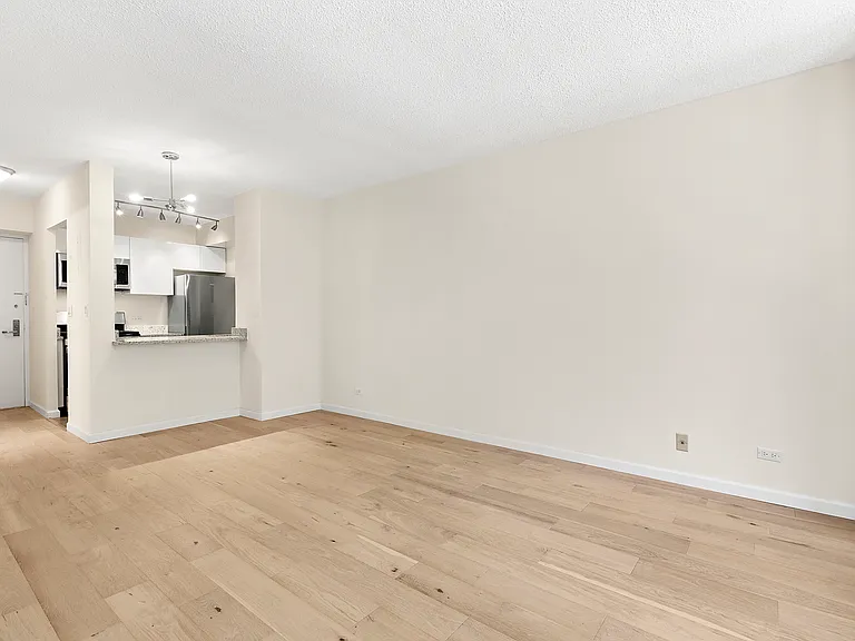 250 E 40th St #3C — Photo 5