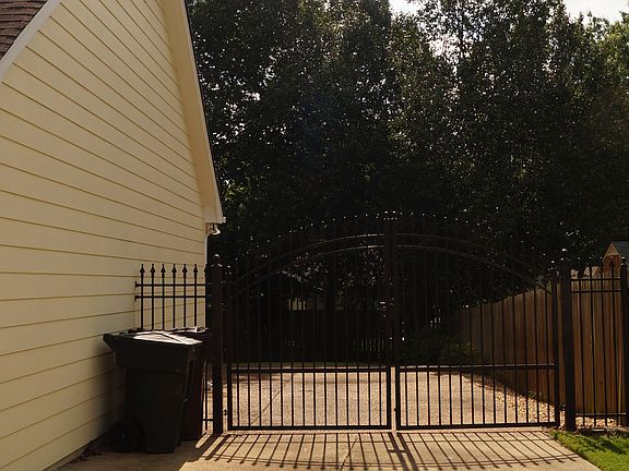 Side pad extends into back