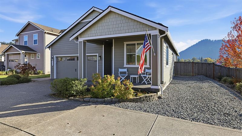 4th image of 810 Riley Drive E