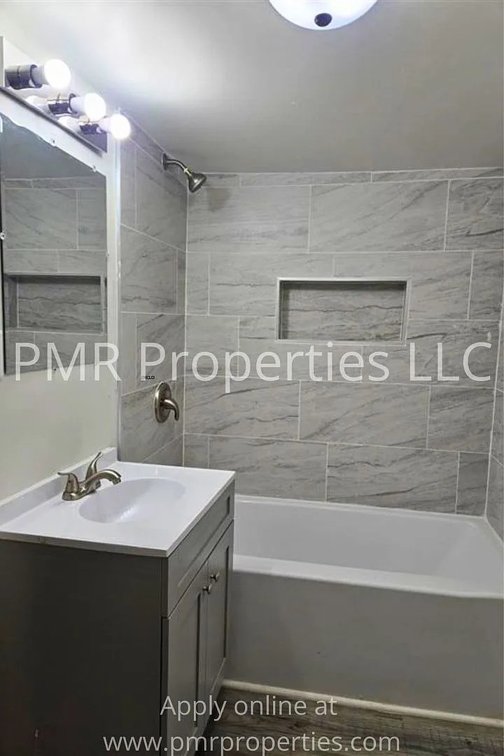 828 Ave B — Photo 4