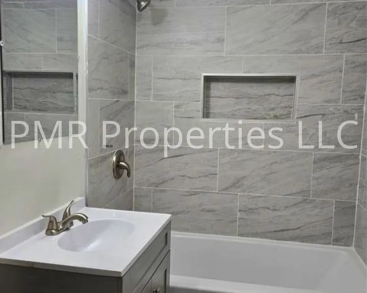 828 Avenue B — Photo 9