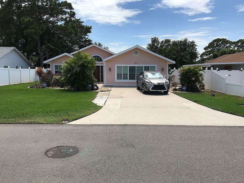 1st image of 812 Golf Dr