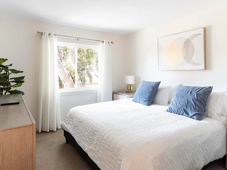 1340 E Hillcrest Dr #6 — Photo 4